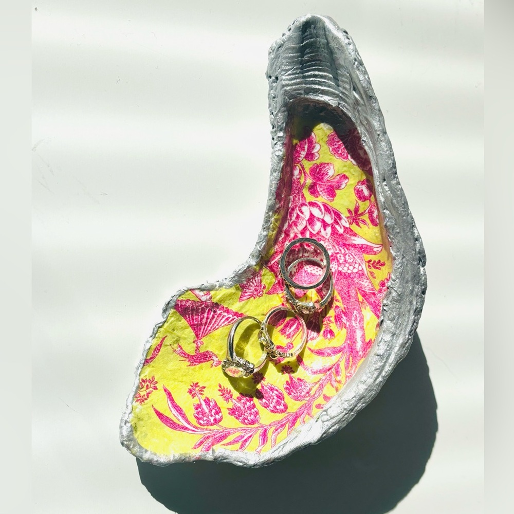 Handcrafted oyster shell ring dish with chinoi decoupage design. - Picture 3 of 7